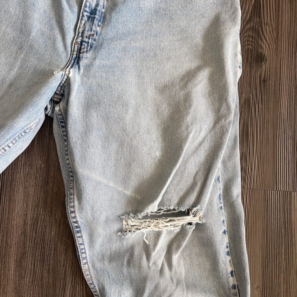 Vintage Levi jeans 31 light wash well worn waist 560 - Picture 4 of 5